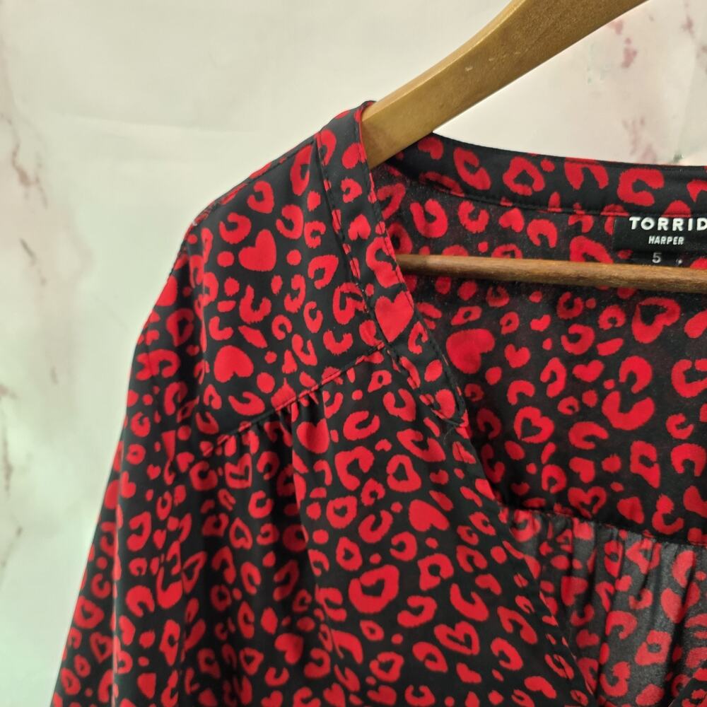 Torrid Shirt Womens 5 5X Red Black Blouse Heart Button Up Harper Leopard Cheetah - Picture 2 of 13